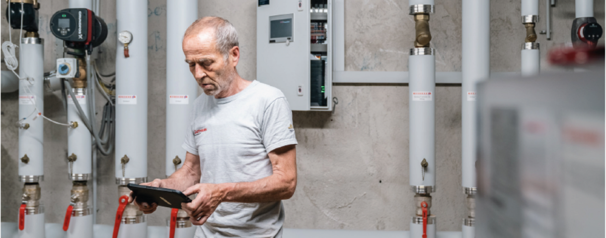 Techniker in Heizraum mit Tablet