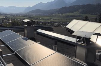 Photovoltaik Anlage auf Privathaus-Dach mit Inntal im Hintergrund