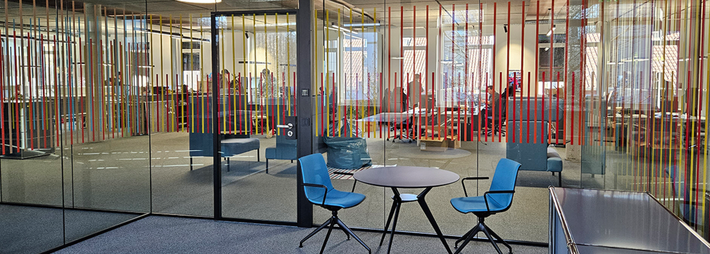 Bürogebäude mit Tisch und Stuhl im Vordergrund