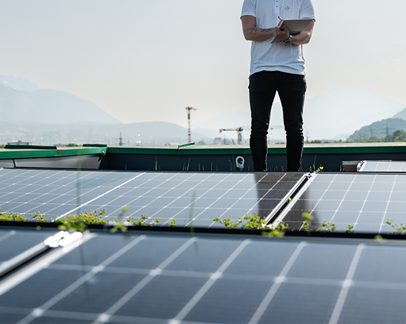 Person überprüft eine Photovoltaik-Anlage
