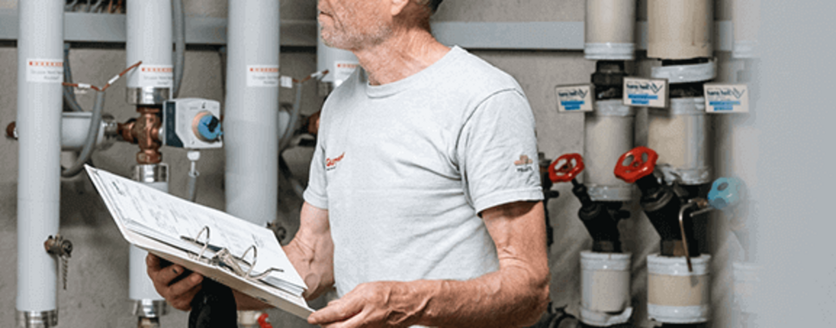 Installateur mit Mappe in Hand