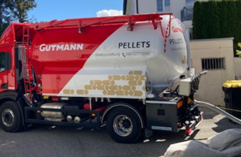 Anlieferung von Pellets mit GUTMANN LKW