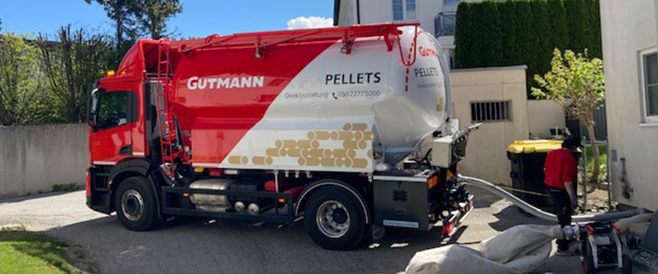 Anlieferung von Pellets mit GUTMANN LKW