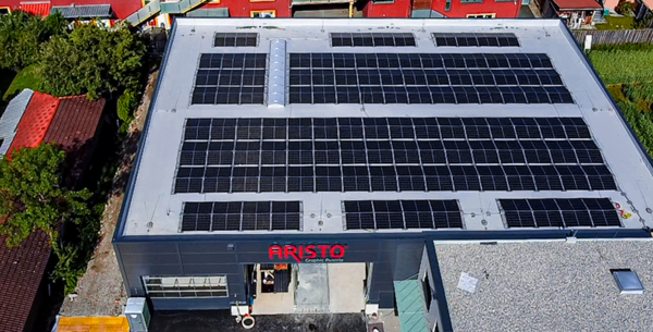 gewerbliche Photovoltaik-Anlage auf Flachdach bei ARISTO GmbH