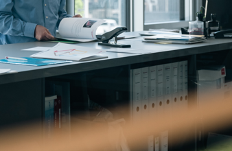 Stehpult mit Unterlagen in Büro
